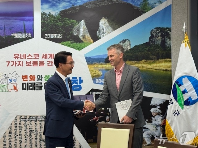 심덕섭 고창군수는 16일 개러스 위어 주한 영국 부대사(오른쪽)와 간담회를 갖고 기후 및 생태, 에너지분야의 현황과 발전 방안에 대해 심도 있는 논의를 진행했다. (고창군 제공, 재판매 및 DB금지) 