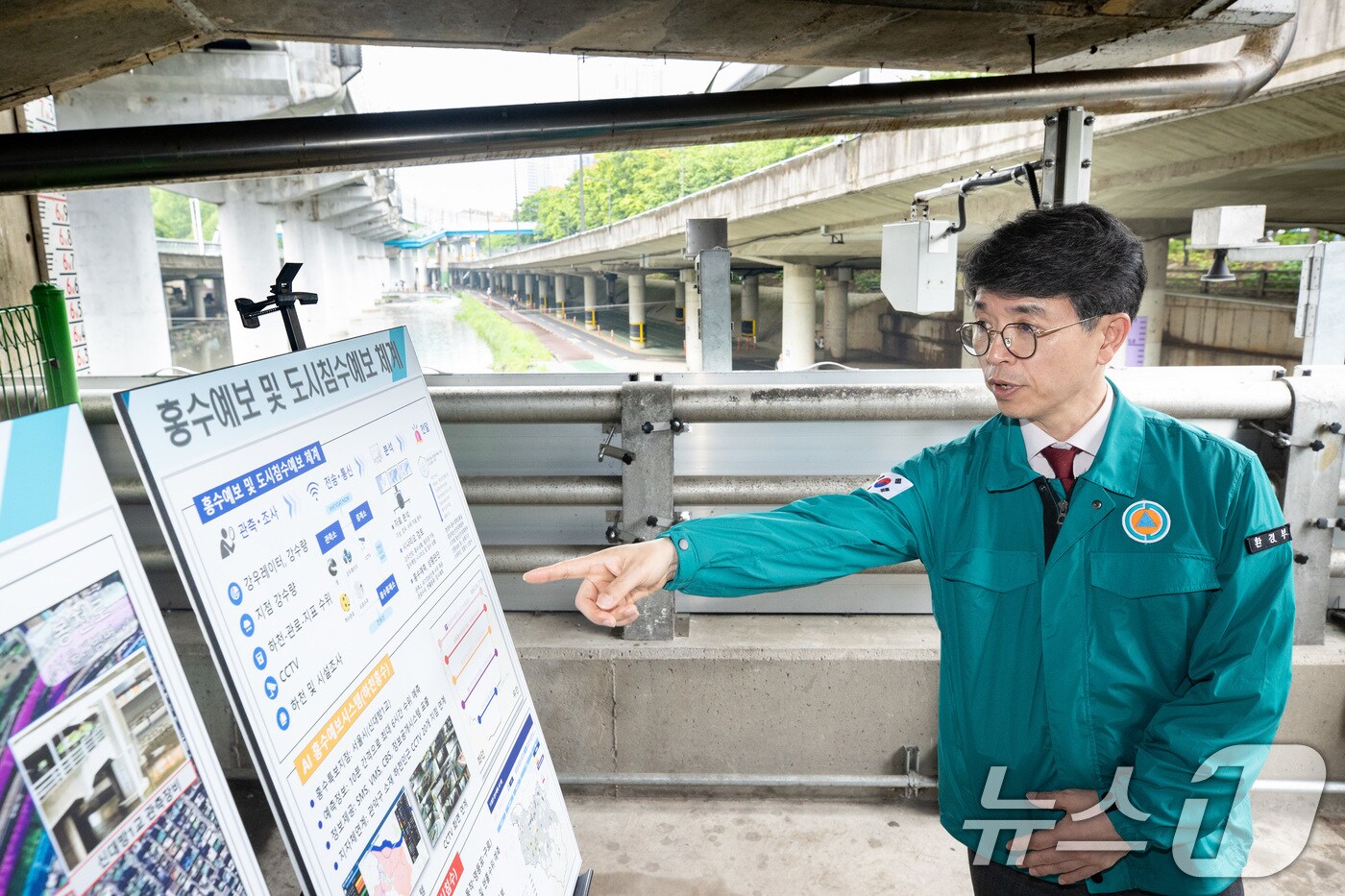김완섭 환경부 장관이 서울 관악구 신대방역 인근에서 도림천 도시침수 예보 및 지하방수로 설치 계획을 점검하고 있다. (환경부 제공. 재판매 및 DB 금지) 2025.5.16/뉴스1