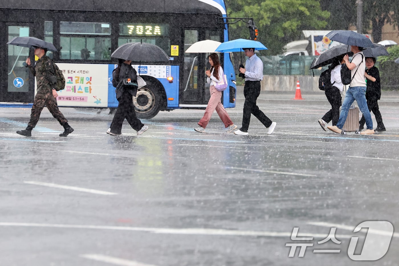전국 곳곳에 비가 내린 16일 오후 서울 종로구 광화문네거리에서 우산을 쓴 시민들이 퇴근길 발걸음을 재촉하고 있다. 2025.5.16/뉴스1 ⓒ News1 민경석 기자