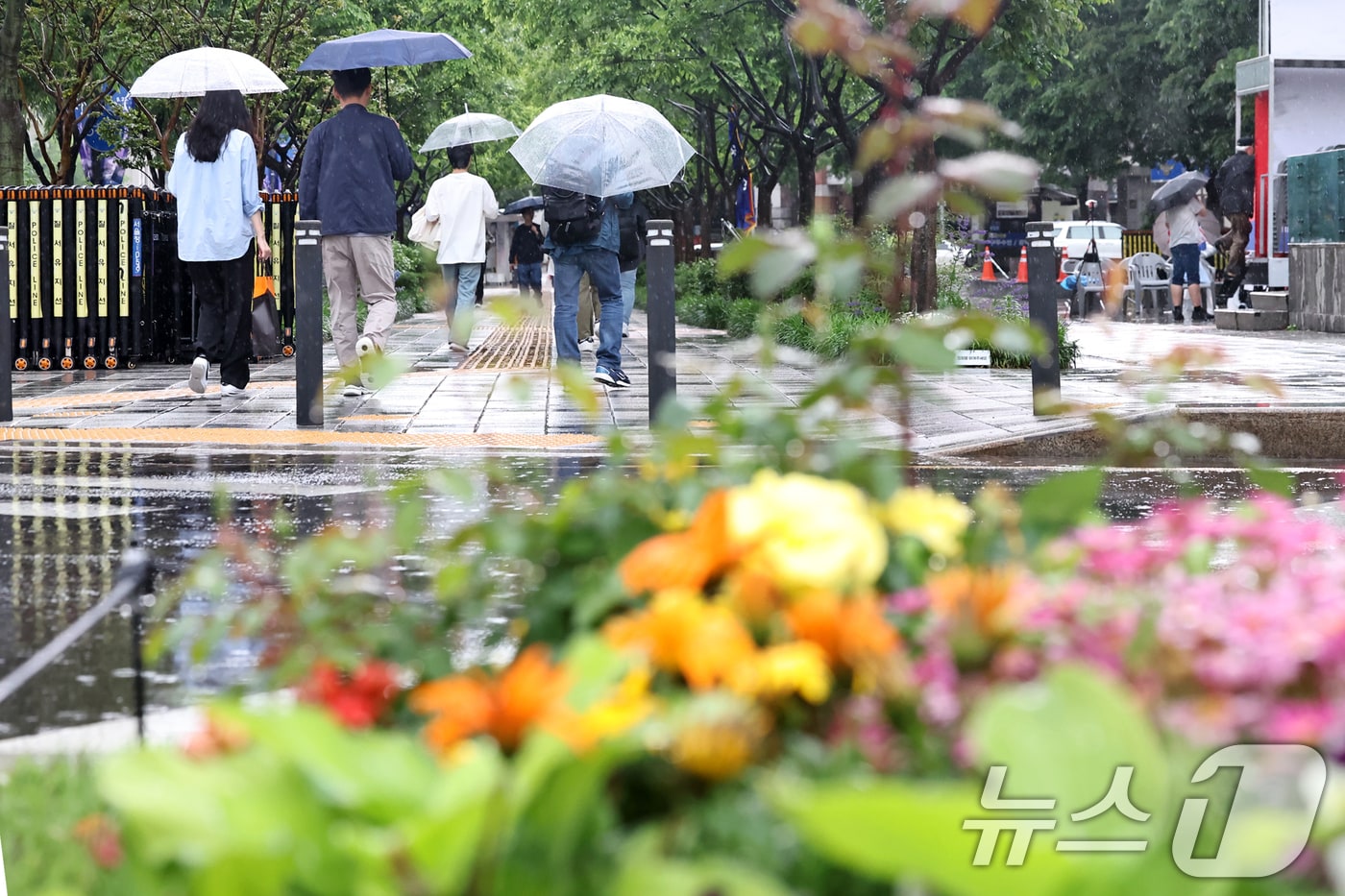 전국 곳곳에 비가 내린 16일 오후 서울 종로구 광화문네거리에서 우산을 쓴 시민들이 퇴근길 발걸음을 재촉하고 있다. 2025.5.16/뉴스1 ⓒ News1 민경석 기자