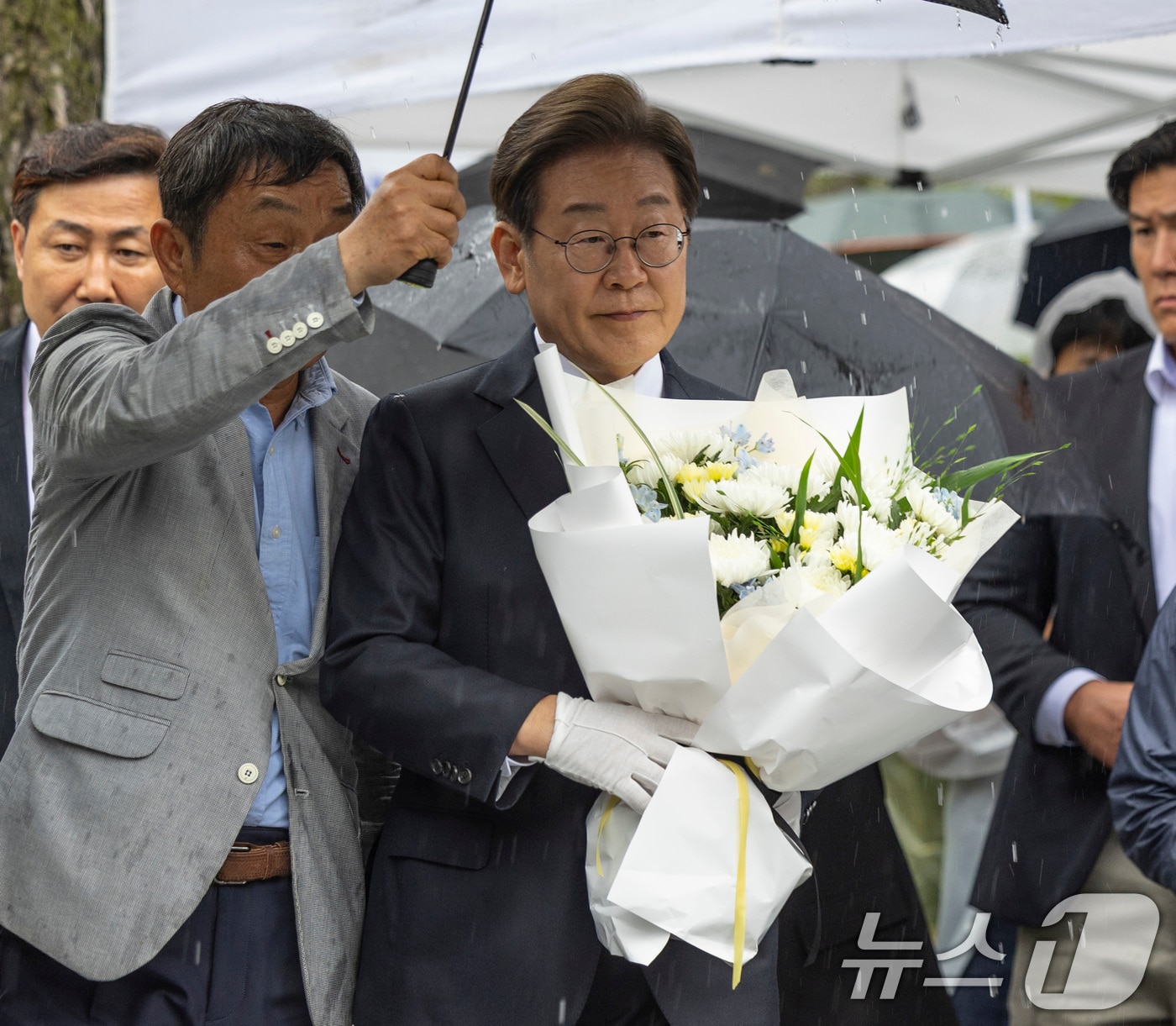 이재명 더불어민주당 대통령 후보가 16일 오후 전북 전주시 전북대학교 내 고 이세종 열사 추모비를 찾아 헌화하고 있다. 이세종 열사는 2024년 2월 5·18진상규명조사위원회가 공개한 조사보고서를 통해 44년 만에 5.18 민주화운동의 최초 희생자로 공식 인정됐다. (공동취재) 2025.5.16/뉴스1 ⓒ News1 이재명 기자