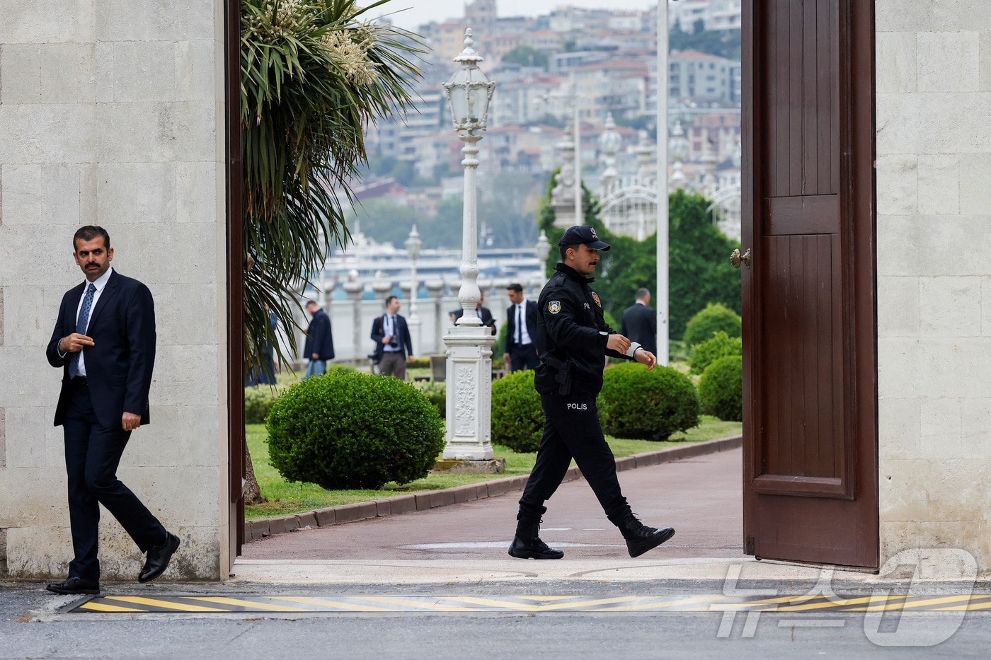 16일(현지시간) 우크라이나와 러시아의 평화 협상 회담이 개최되는 튀르키예 이스탄불 돌마바흐체 대통령궁에서 삼엄한 경비가 이뤄지고 있다. 2025.05.16 ⓒ 로이터=뉴스1 ⓒ News1 정지윤 기자