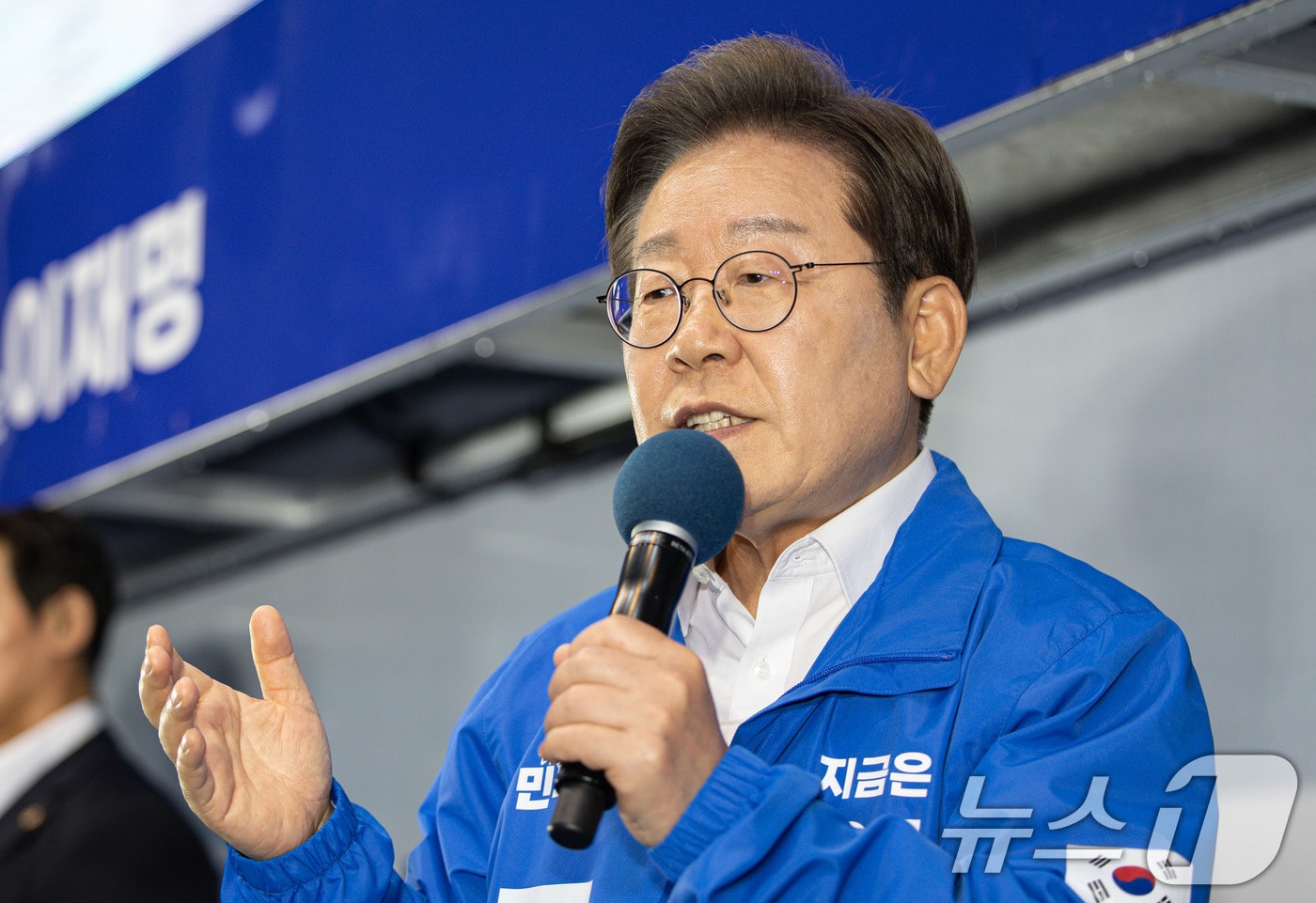 이재명 더불어민주당 대통령 후보가 16일 오후 전북 전읍시 정읍역 광장에서 시민들에게 지지를 호소하고 있다. 2025.5.16/뉴스1 ⓒ News1 이재명 기자