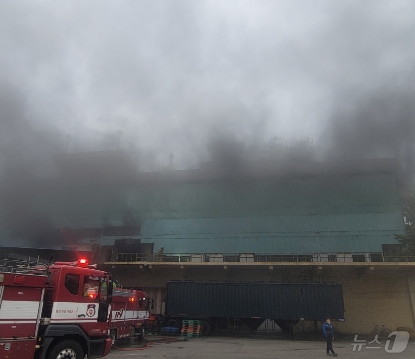 17일 오전 7시 11분쯤 광주 광산구 송정동의 금호타이어 공장에서 불이 나 소방당국이 진화하고 있다.(광주 광산소방 제공. 재판매 및 DB 금지) 