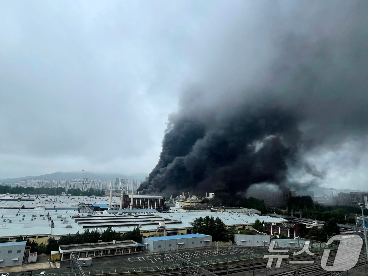 지난달 17일 오전 7시 11분 광주 광산구 소촌동 금호타이어 광주공장에서 화재가 발생해 인근에 검은 연기가 번지고 있다. 2025.5.17/뉴스1 ⓒ News1 김태성 기자