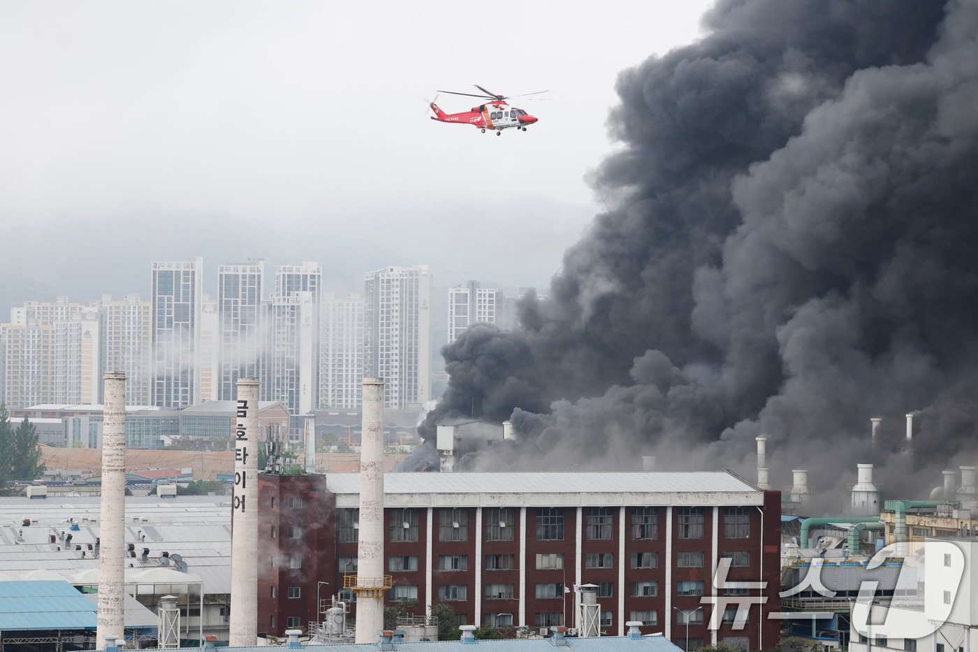 17일 오전 7시 11분 광주 광산구 소촌동 금호타이어 광장공장에서 화재가 발생해 소방당국이 진화 작업을 하고 있다. 2025.5.17/뉴스1 ⓒ News1 김태성 기자