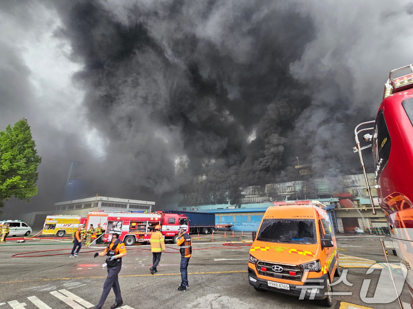 17일 오전 7시 11분쯤 광주 광산구 소촌동 금호타이어 광장공장에서 불이 나 검은 연기가 번지고 있다. 2025.5.17/뉴스1 ⓒ News1 최성국 기자