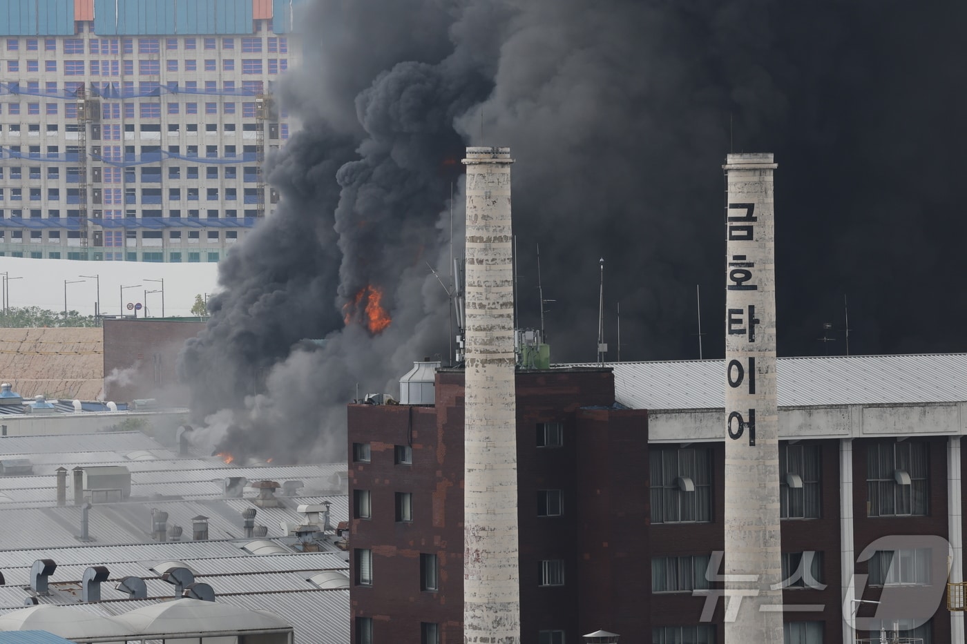 17일 오전 7시11분 광주 광산구 소촌동 금호타이어 광장공장에서 화재가 발생해 검은 연기가 번지고 있다. 2025.5.17/뉴스1 ⓒ News1 김태성 기자