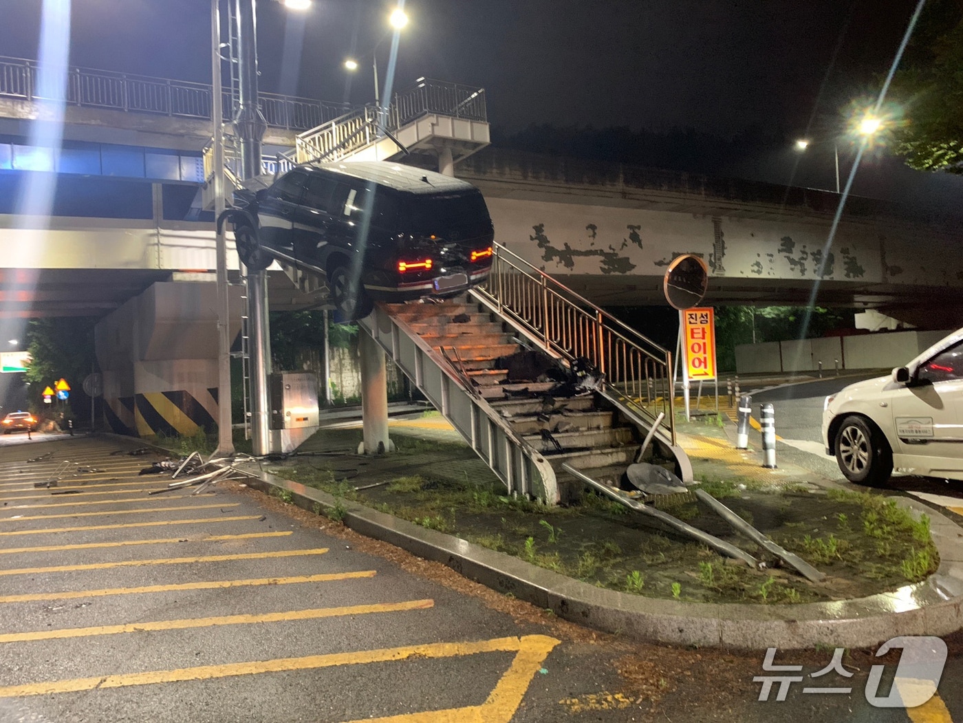 17일 오전 1시20분쯤 대구 수성구 만촌동에서 20대 남성 A씨가 몰던 SUV 승용차가 육교로 돌진해 육교 난간 등이 파손됐다.(독자 제공.재판매 및 DB 금지)