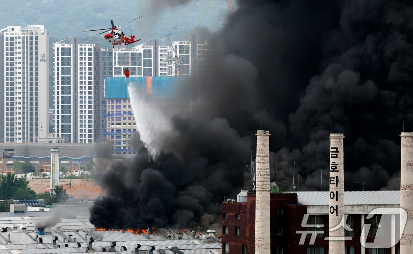 17일 오전 7시 11분 광주 광산구 소촌동 금호타이어 광장공장에서 화재가 발생해 소방당국이 진화 작업을 하고 있다 2025.5.17/뉴스1 ⓒ News1 김태성 기자