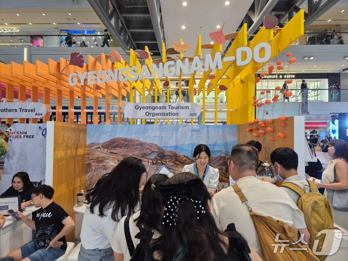 경남도가 싱가포르 K-관광로드쇼에서 운영 중인 경남 관광홍보전 모습.(경남도 제공. 재판매 및 DB금지)