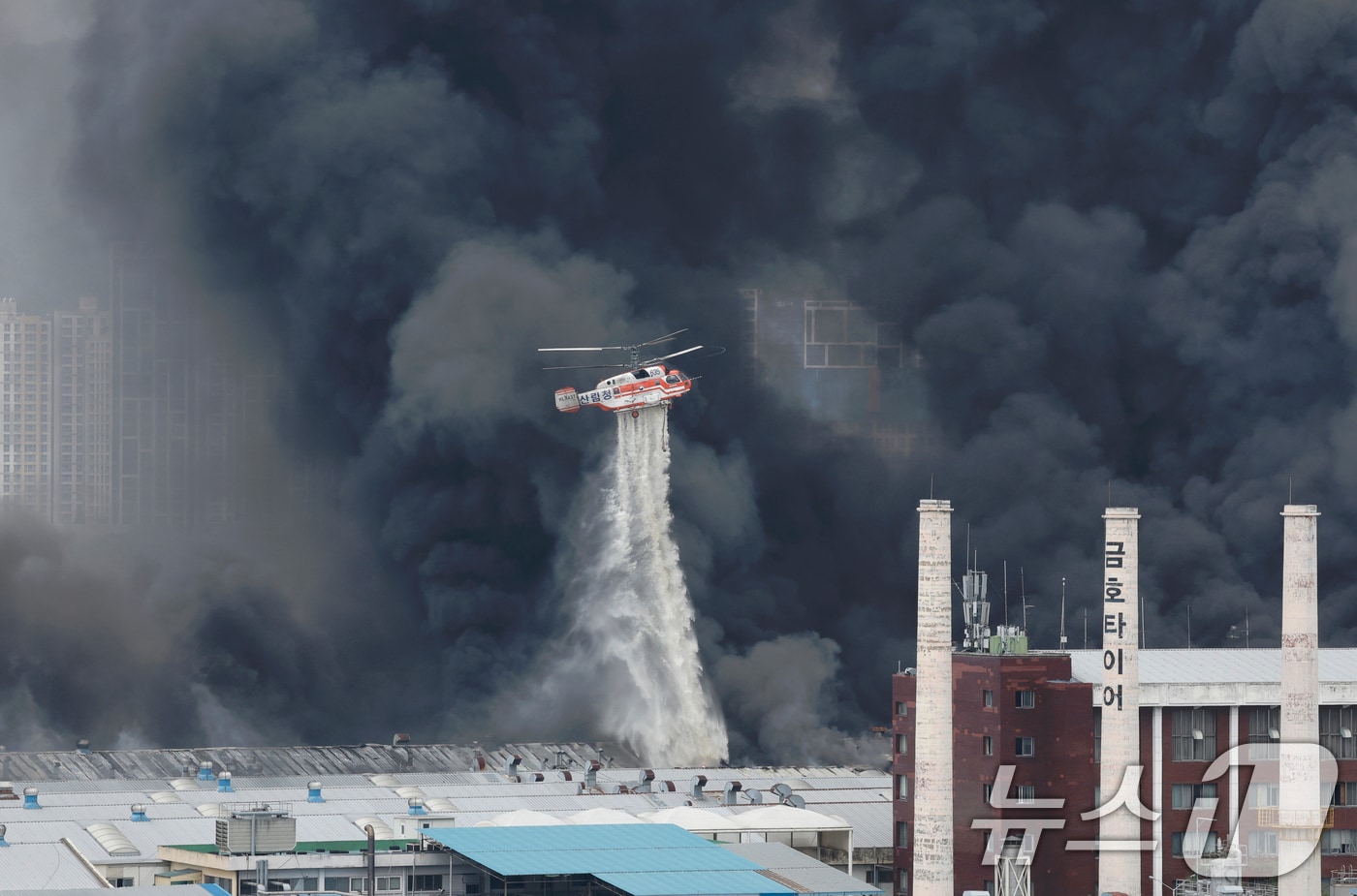 17일 오전 광주 광산구 소촌동 금호타이어 광장공장에서 화재가 발생해 소방당국이 소방헬기를 동원해 진화 작업을 하고 있다 2025.5.17/뉴스1 ⓒ News1 김태성 기자