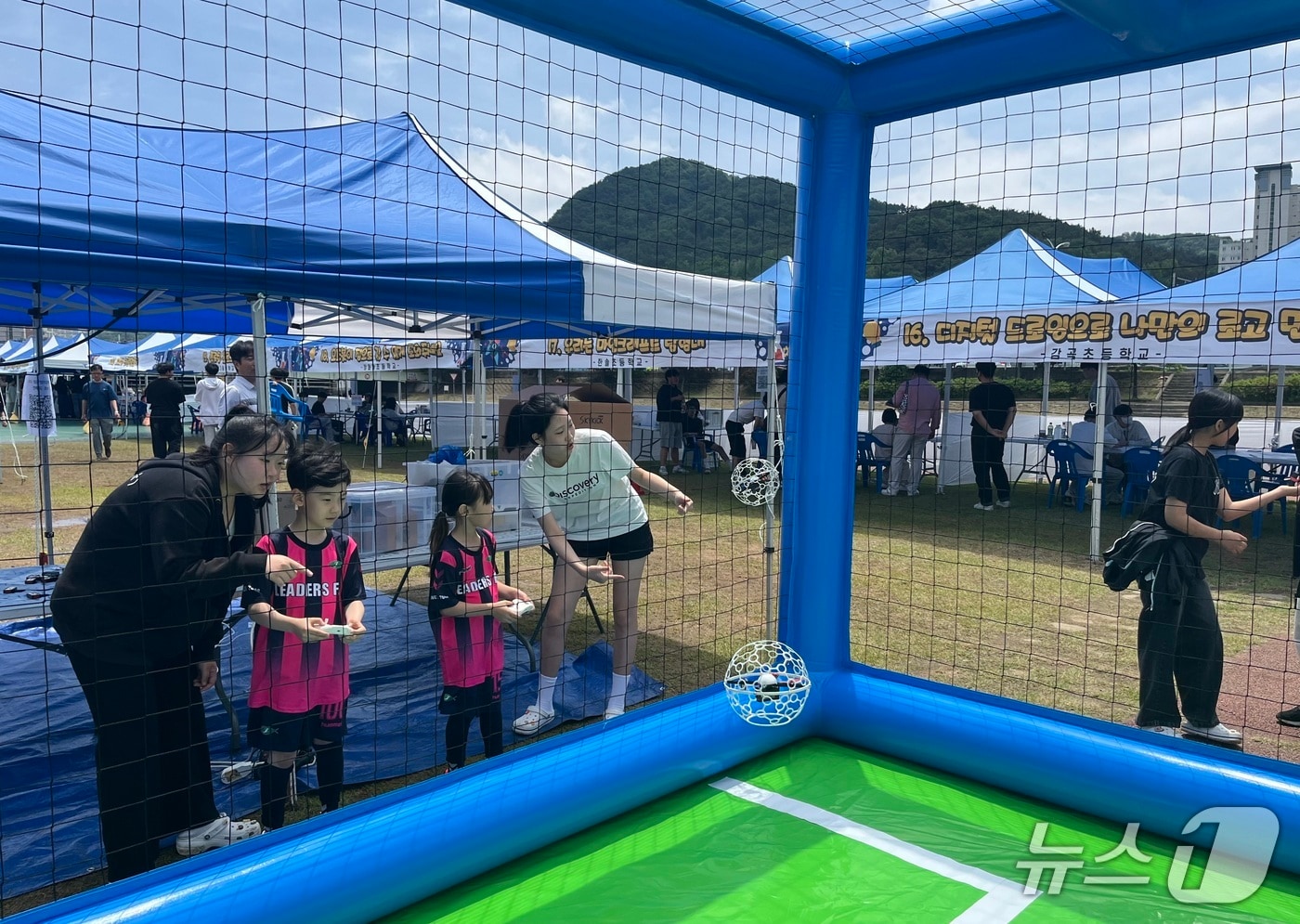 '2025년 정읍창의과학축전이 17~18일까지 이틀간 정읍시 천변 어린이전용 축구장에서 열린다. 행사에 참여한 어린이가 드론축구를 하고 있다.(정읍교육청 제공, 재판매 및 DB금지)