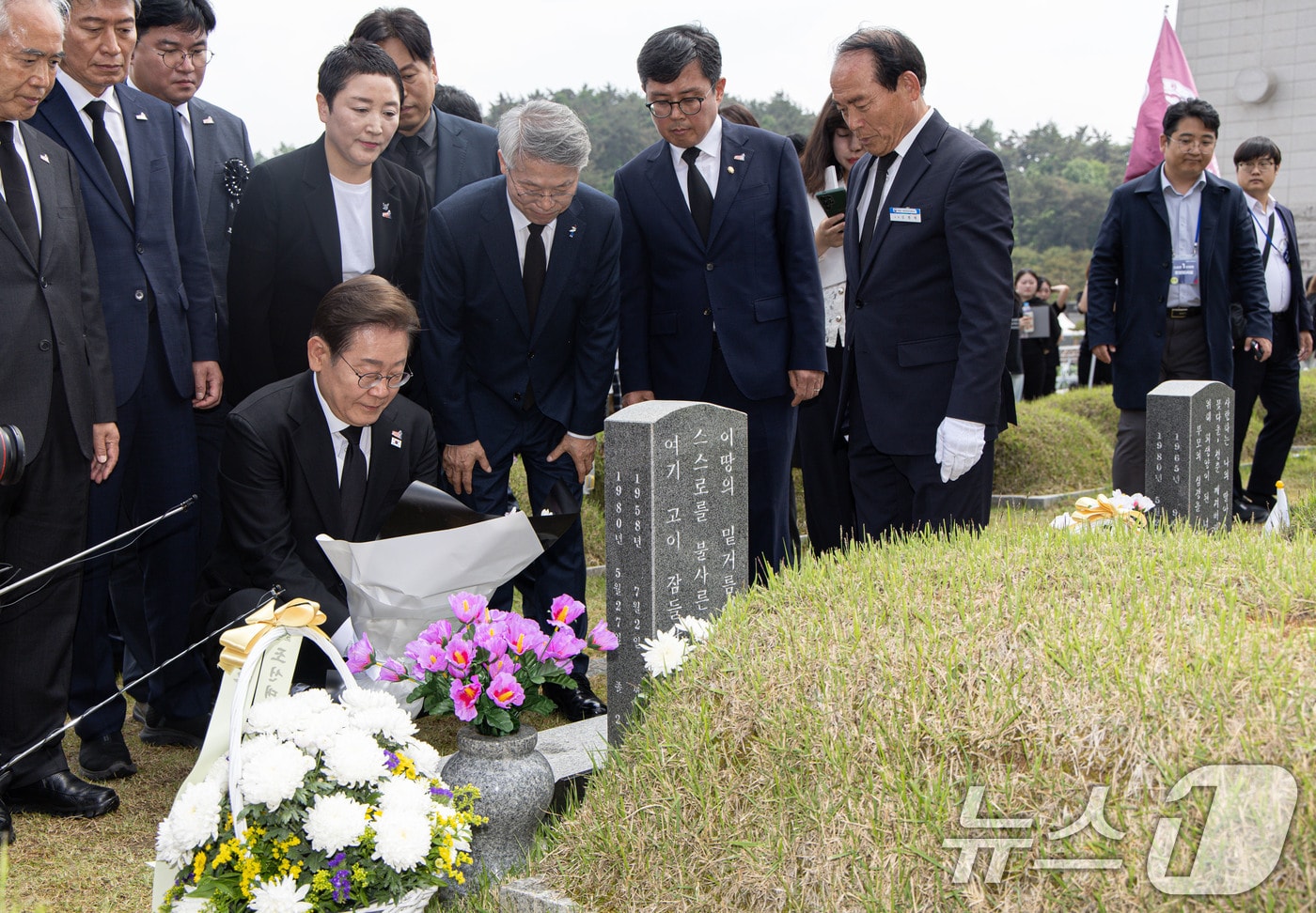 이재명 더불어민주당 대통령 후보가 17일 오후 광주 북구 5·18 민주묘지를 찾아 김동수 열사 묘역에 헌화하고 있다. 2025.5.17/뉴스1 ⓒ News1 이재명 기자