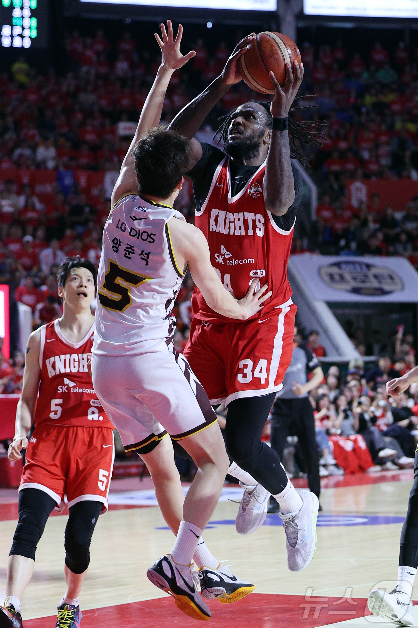 17일 오후 서울 송파구 잠실학생체육관에서 열린 &#39;2024-25 KCC 프로농구 챔피언결정전 7차전&#39; 서울 SK 나이츠와 창원 LG 세이커스의 경기, 3쿼터 서울 SK 자밀 워니가 창원 LG 양준석의 마크 앞에서 골밑 돌파를 하고 있다. 2025.5.17/뉴스1 ⓒ News1 김진환 기자