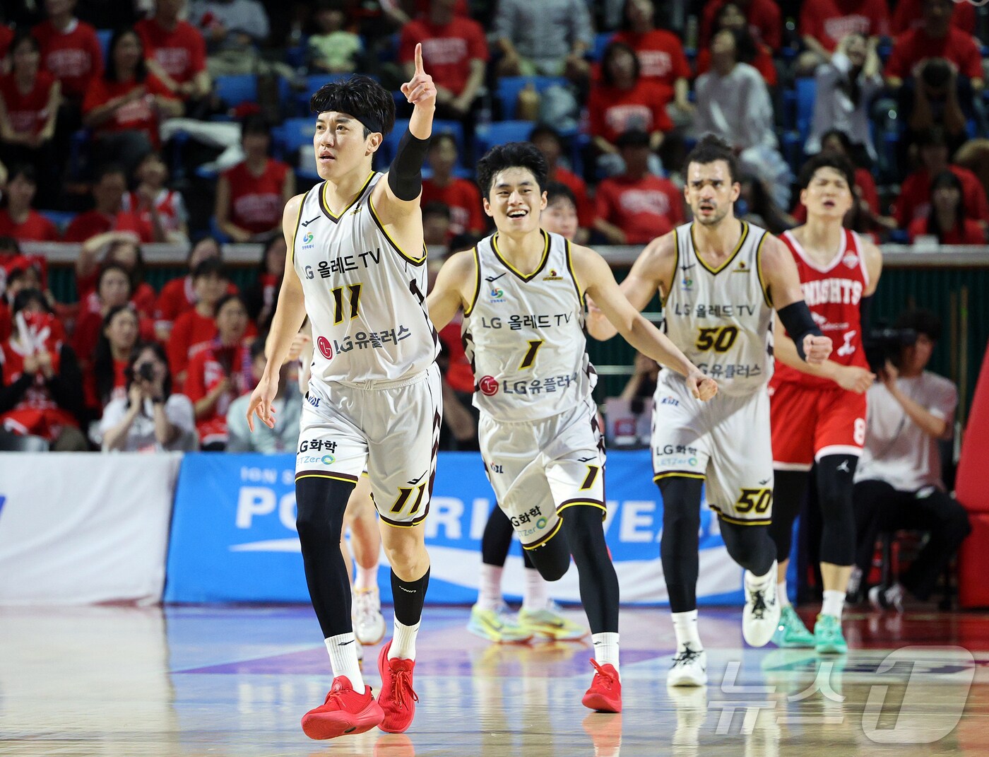 17일 오후 서울 송파구 잠실학생체육관에서 열린 &#39;2024-25 KCC 프로농구 챔피언결정전 7차전&#39; 서울 SK 나이츠와 창원 LG 세이커스의 경기, 4쿼터 창원 LG 허일영이 3점슛을 성공시킨 뒤 세리머니를 하고 있다. 2025.5.17/뉴스1 ⓒ News1 김진환 기자