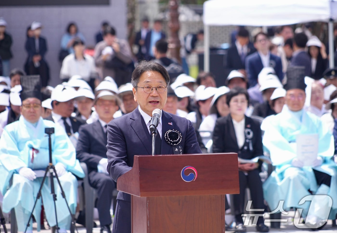 강기정 광주시장이 17일 국립5·18민주묘지에서 열린 ‘제45주년 5·18민주화운동 추모식’에 참석해 추모사를 하고 있다.(광주시 제공. 재판매 및 DB 금지) 2025.5.17/뉴스1 ⓒ News1 박준배 기자