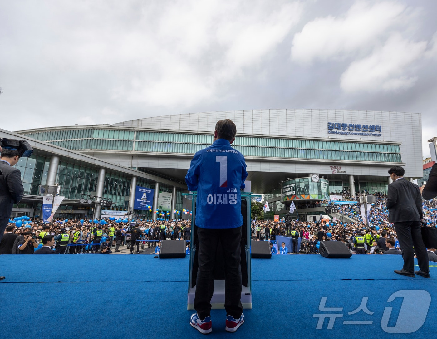 이재명 더불어민주당 대통령 후보가 17일 광주광역시 서구 김대중컨벤션센터 광장에서 열린 집중 유세에서 연설하고 있다. (공동취재)2025.5.17/뉴스1 ⓒ News1 이재명 기자