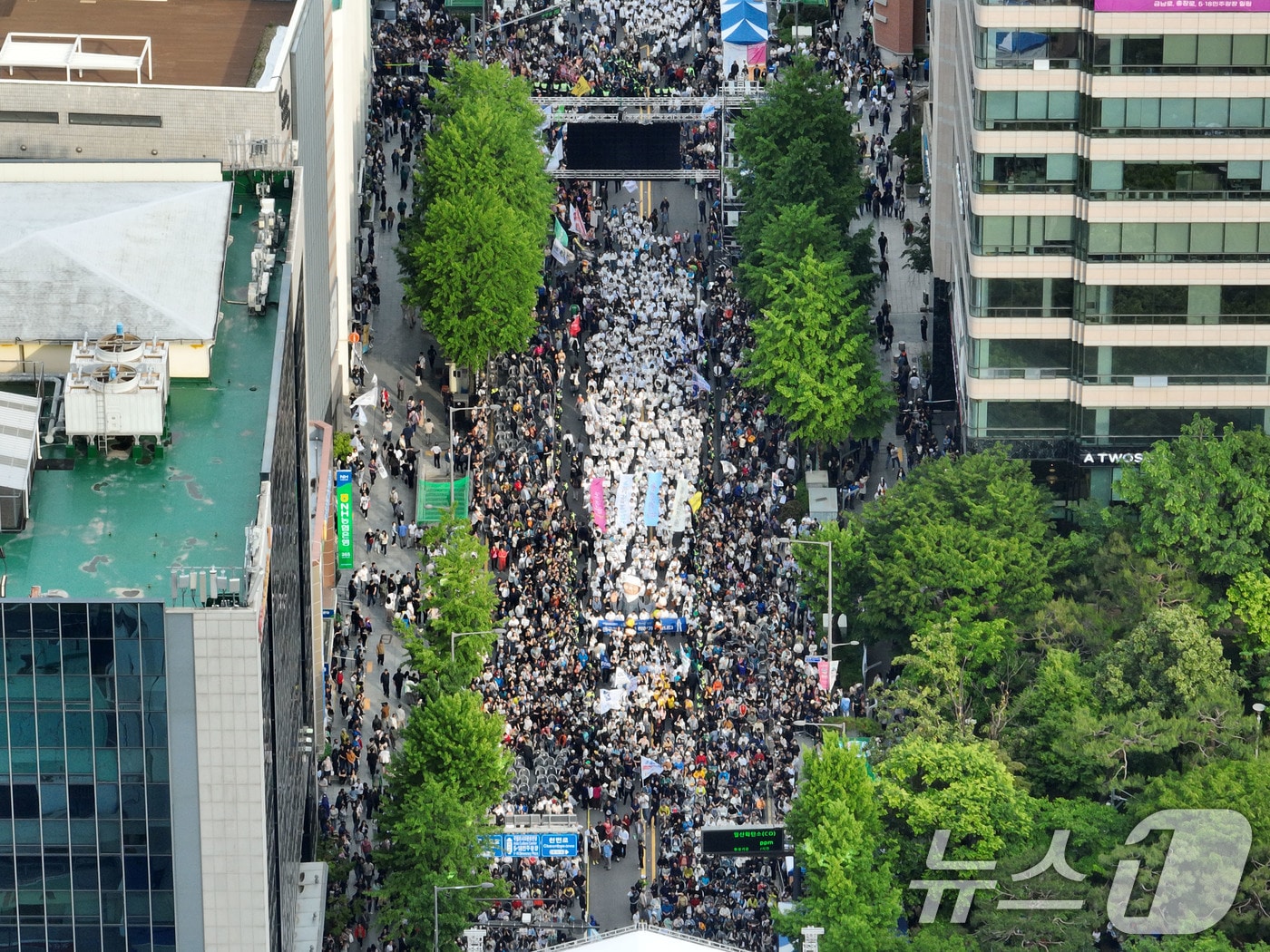 5·18 민주화운동 45주년을 하루 앞두고 17일 오후 광주 동구 금남로 일대에서 전야행사가 진행되고 있다. 2025.5.17/뉴스1 ⓒ News1 김태성 기자