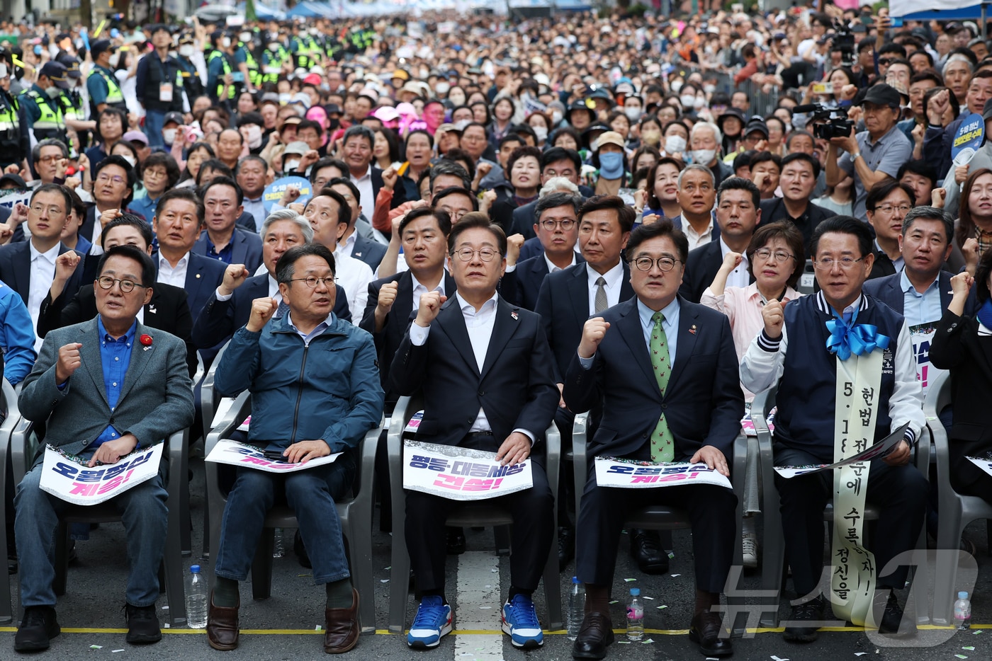 이재명 더불어민주당 대통령 후보(앞줄 가운데)가 17일 광주 동구 금남로에서 열린 제45주년 5·18 민주화운동 전야제에서 임을 위한 행진곡을 제창하고 있다. 왼쪽부터 박지원 더불어민주당 의원, 강기정 광주시장, 이 후보, 우원식 국회의장, 김영록 전남도지사. (공동취재) 2025.5.17/뉴스1 ⓒ News1 이재명 기자