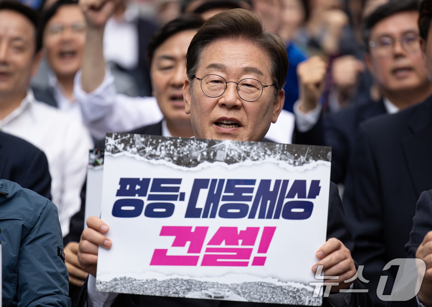 이재명 더불어민주당 대통령 후보가 17일 오후 광주 동구 금남로에서 열린 5·18 광주민주화운동 45주기 전야제에서 구호를 외치고 있다. 2025.5.17/뉴스1 ⓒ News1 이재명 기자