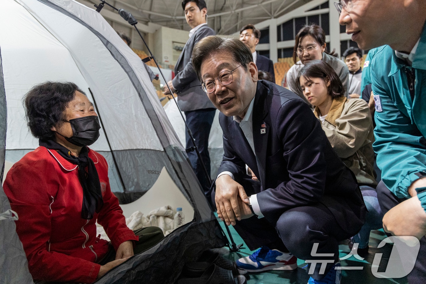 이재명 더불어민주당 대통령 후보가 17일 오후 광주 광산구 광주여자대학교 유니버시아드 체육관에 마련된 금호타이어 화재 대피소를 찾아 이재민을 위로하고 있다. (공동취재) 2025.5.17/뉴스1 ⓒ News1 이재명 기자