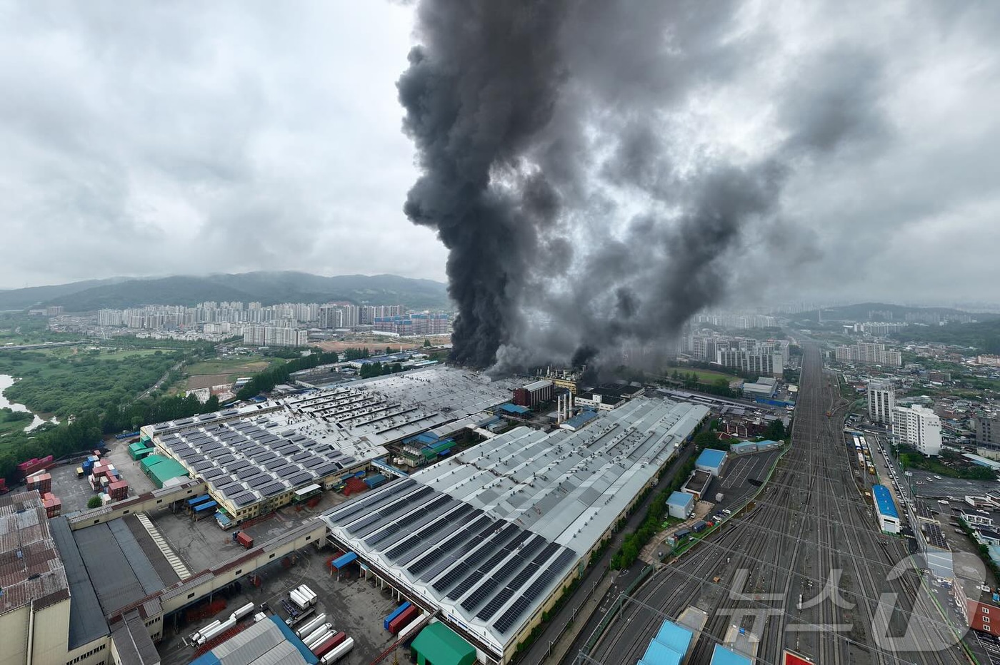 17일 오전 발생한 광주 광산구 소촌동 금호타이어 광주공장 화재 모습. &#40;광산구 제공. 재배포 및 DB 금지&#41; 2025.5.18/뉴스1 ⓒ News1 김태성 기자