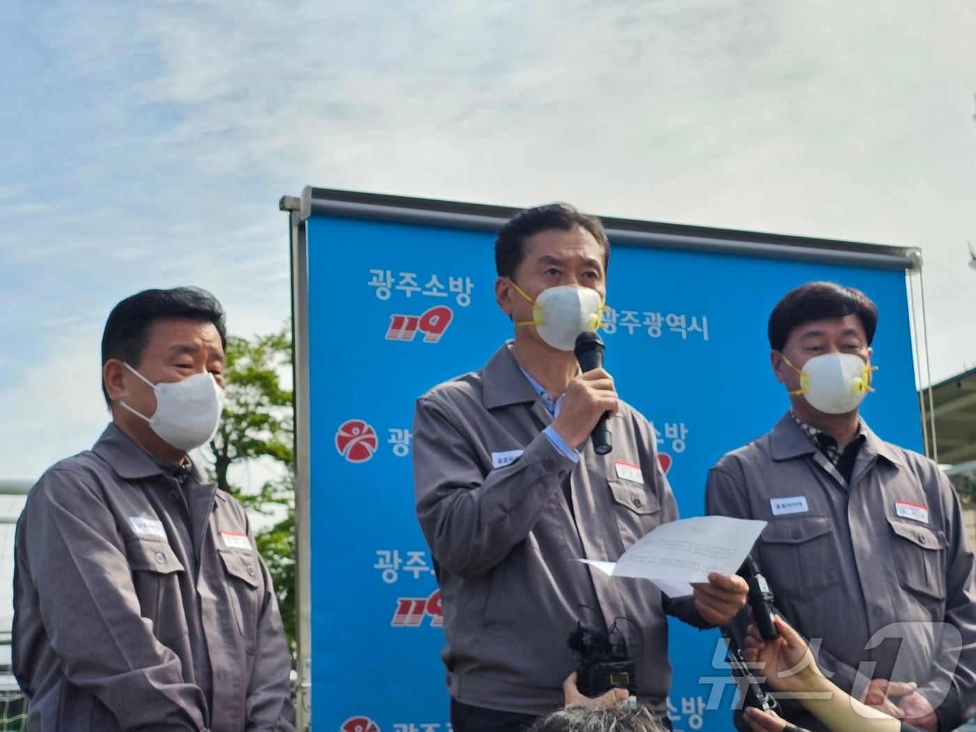 정일택 금호타이어 대표이사(왼쪽 두번째)가 18일 오전 금호타이어 광주공장 앞에서 전날 발생한 대형 화재와 관련해 “고개 숙여 깊은 사죄의 말씀을 드린다”고 사과했다. 2025.5.18/뉴스1 ⓒ News1 최성국 기자
