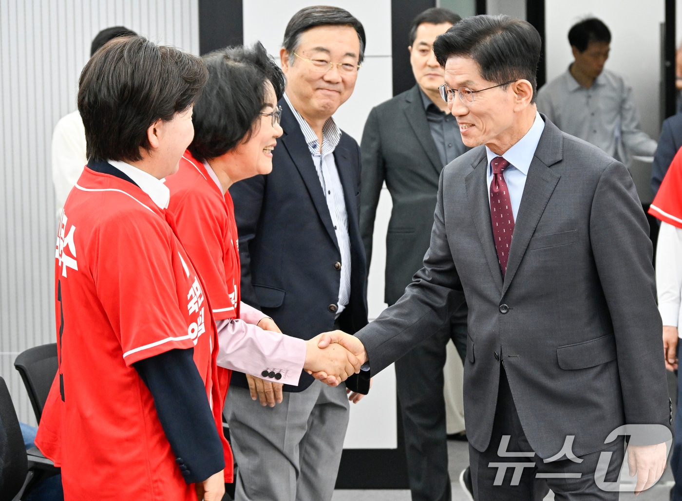 지난 5월 18일 당시 김문수 국민의힘 대통령 후보가 서울 여의도 국민의힘 중앙당사에서 '경제를 판갈이 합니다! 새롭게 대한민국' 경제 공약 발표를 위해 입장하며 이혜훈 전 의원과 악수하고 있는 모습. (공동취재) 2025.5.18/뉴스1 ⓒ News1 안은나 기자