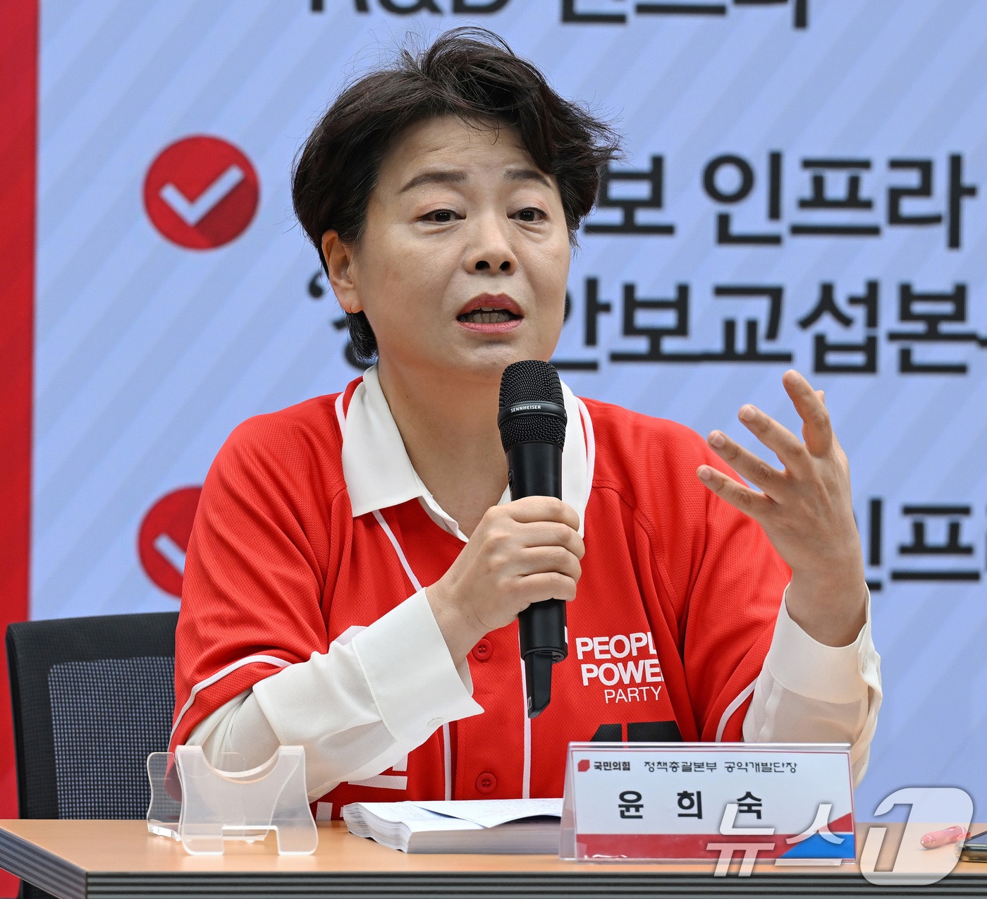 윤희숙 국민의힘 정책총괄본부 공약개발단장이 18일 서울 여의도 중앙당사에서 김문수 대통령 후보의 경제 공약 발표 관련 취재진 질문에 답하고 있다. (공동취재) 2025.5.18/뉴스1 ⓒ News1 안은나 기자