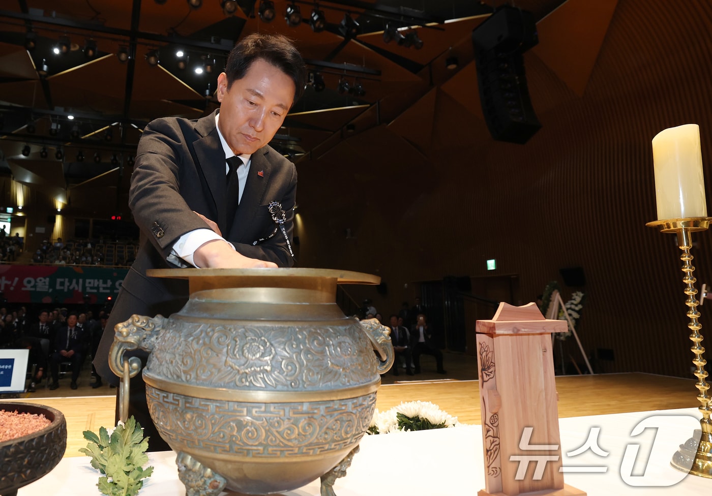 18일 오전 서울 중구 서울시청 다목적홀에서 열린 제45주년 5·18민주화운동 기념식 서울행사에서 오세훈 서울시장이 헌화 및 분향하고 있다. 2025.5.18/뉴스1 ⓒ News1 오대일 기자