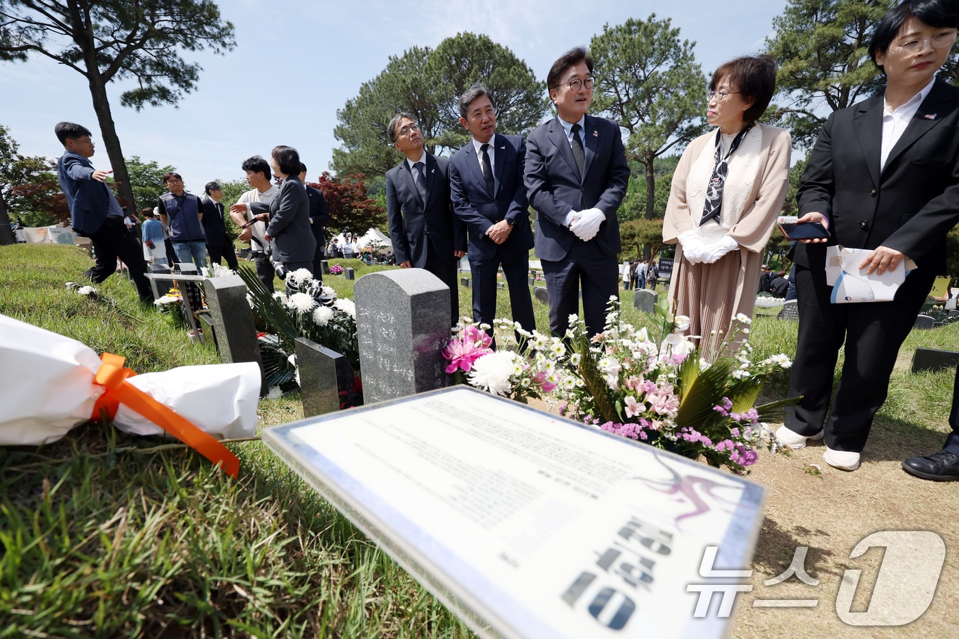 우원식 국회의장이 제45주년 5·18민주화운동 기념일인 18일 오전 광주 북구 망월동 민족민주열사묘역(구묘역)에서 연세대 후배인 고 이한열 열사 묘역을 참배하고 있다. 2025.5.18/뉴스1 ⓒ News1 이승현 기자