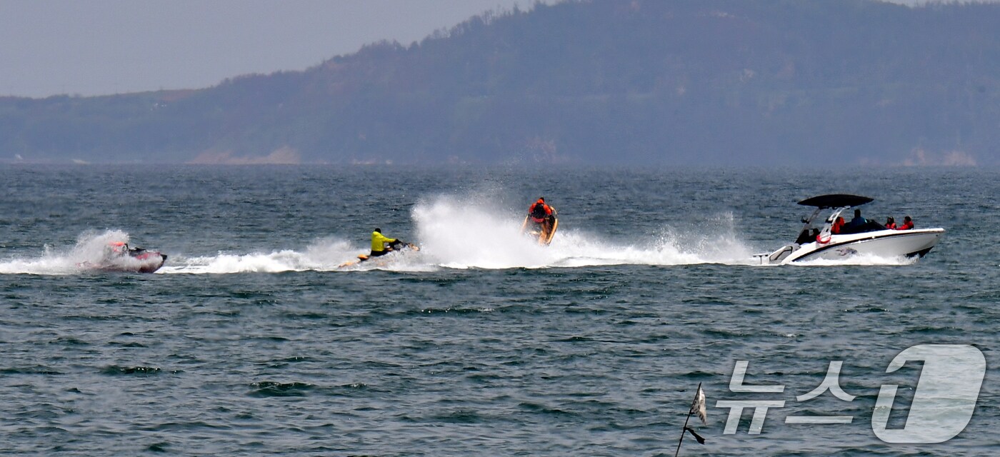 18일 경북 포항시 북구 영일대해수욕장 앞바다에서 수상오토바이와 제트보트가 파도를 가르며 달리고 있다. 2025.5.18/뉴스1 ⓒ News1 최창호 기자