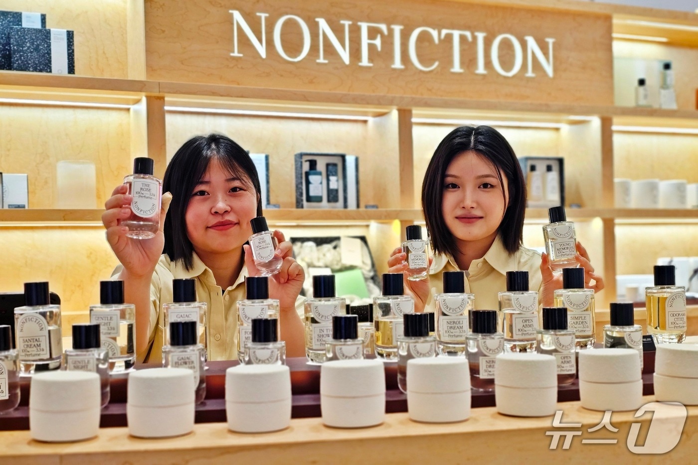 신세계백화점 센텀시티 관계자들이 '논픽션' 향수를 소개하고 있다.(신세계 센텀시티 제공. 재판매 및 DB 금지)