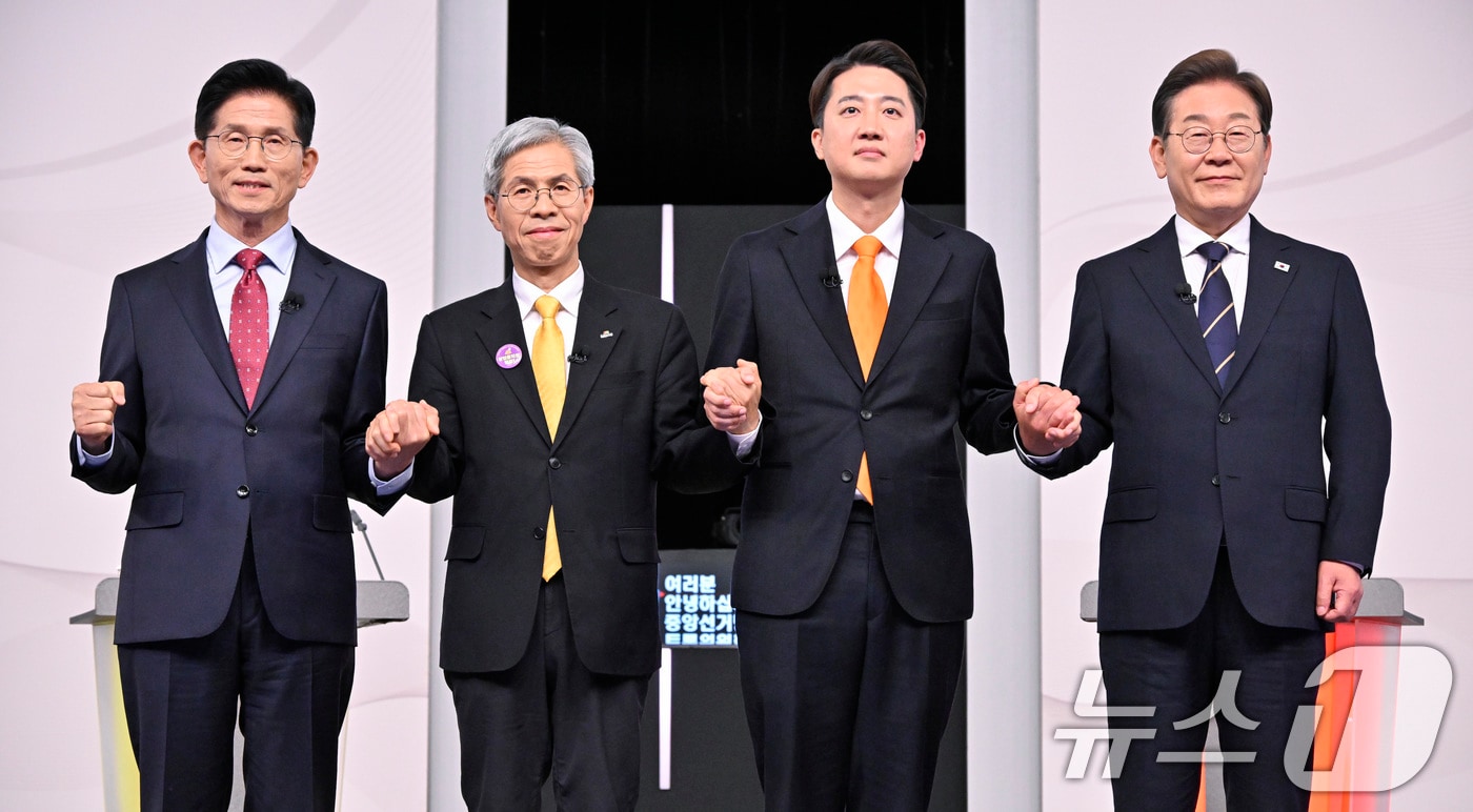 중앙선거방송토론위원회 주관 제21대 대통령선거 후보자토론회에서 각 정당 대선 후보들이 선전을 다짐하고 있다. 왼쪽부터 국민의힘 김문수, 민주노동당 권영국, 개혁신당 이준석, 더불어민주당 이재명 대통령 후보. 2025.5.18/뉴스1 ⓒ News1 국회사진취재단