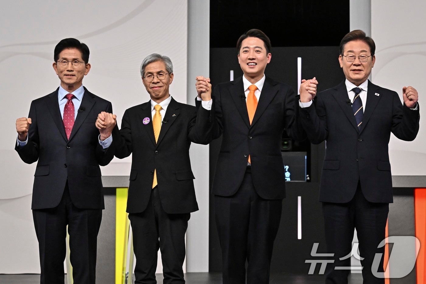 국민의힘 김문수(왼쪽부터), 민주노동당 권영국, 개혁신당 이준석, 더불어민주당 이재명 대통령 후보가 18일 서울 마포구 SBS프리즘타워에서 열린 중앙선거방송토론위원회 주관 제21대 대통령선거 후보자 토론회에서 선전을 다짐하고 있다. 2025.5.18/뉴스1 ⓒ News1 국회사진취재단