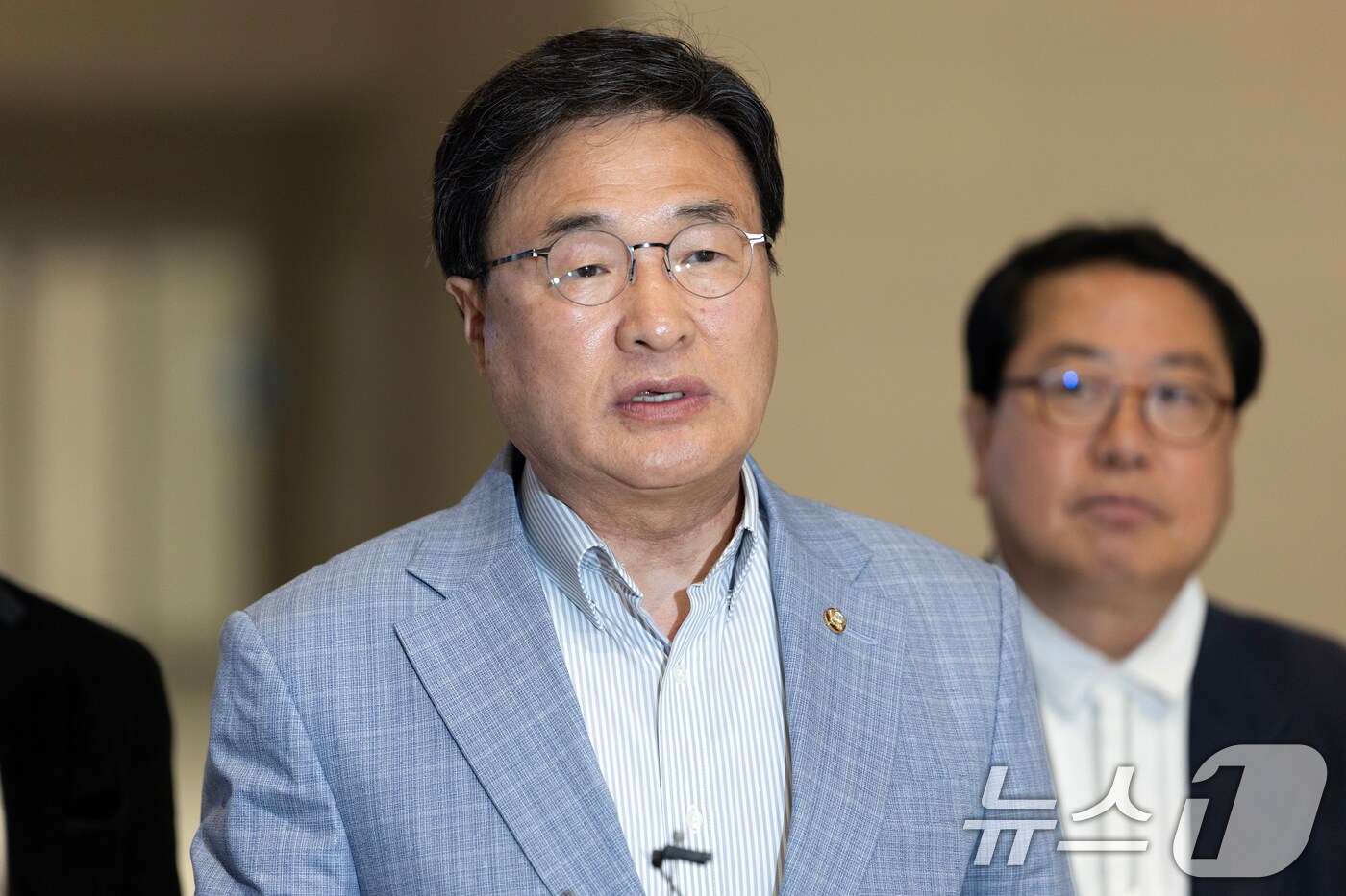 김대식 국민의힘 의원이 18일 인천국제공항에서 홍준표 전 대구시장의 선대위 합류 설득을 위해 미국 하와이로 출국하기 전 취재진의 질문에 답하고 있다. 국민의힘 선대위는 이날 "홍 전 시장 설득과 귀국 요청을 위해 ‘하와이 특사단’을 구성했다"고 밝혔다. 이번 특사단은 '유상범 단일화추진본부장, 김대식 대외협력본부장, 조광한 대외협력부본부장, 이성배 선대위 대변인' 으로 구성됐다. 이들은 김문수 후보 손편지를 직접 전달할 계획이다. 2025.5.18/뉴스1 ⓒ News1 이승배 기자