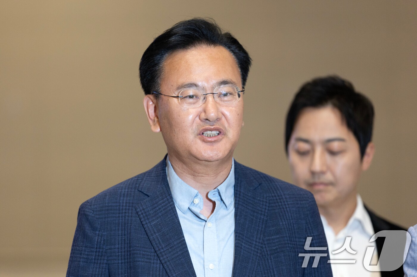 유상범 국민의힘 의원이 18일 인천국제공항에서 홍준표 전 대구시장의 선대위 합류 설득을 위해 미국 하와이로 출국하기 전 취재진의 질문에 답하고 있다. 2025.5.18/뉴스1 ⓒ News1 이승배 기자