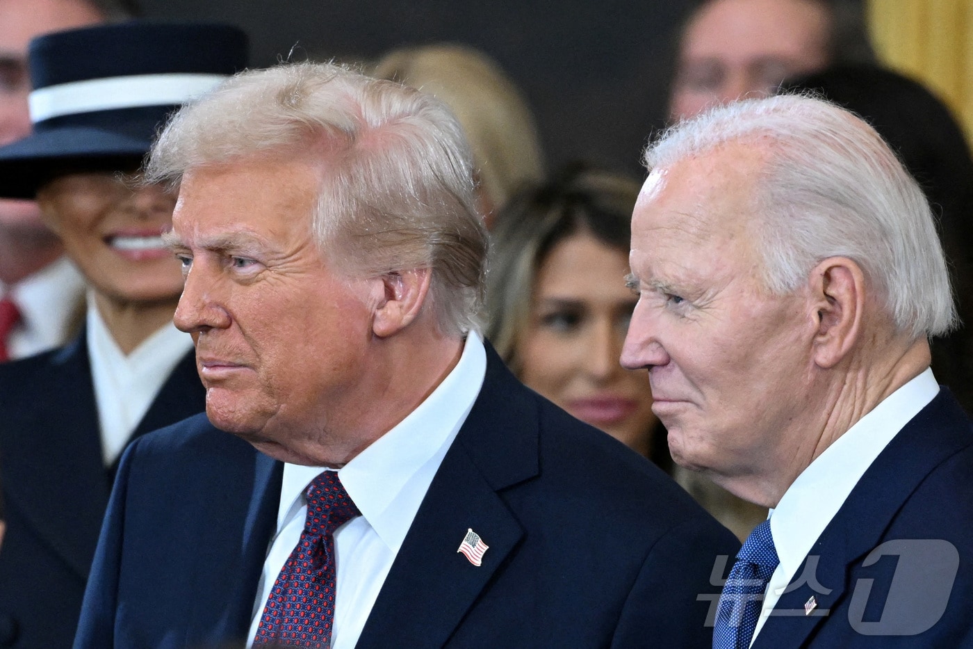 지난 1월 20일&#40;현지시간&#41; 워싱턴DC의 미 의회의사당 로툰다에서 열린 도널드 트럼프 제47대 미국 대통령 취임식에서 두 사람이 나란히 서 있는 모습. 2025.01.20. ⓒ 로이터=뉴스1 ⓒ News1 류정민 특파원