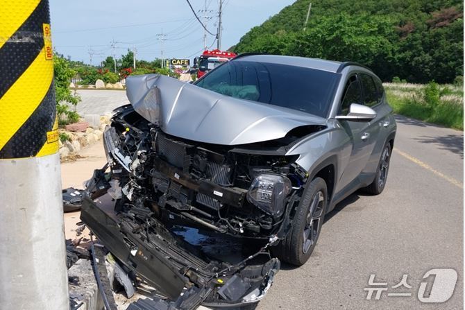 18일 낮 12시 47분쯤 경북 경주시 양남면 신서리 지방도에서 SUV가 전신주를 들이받아 4명이 다쳤다.(경북소방본부 제공.재판매 및 DB 금지)2025.5.19/뉴스1