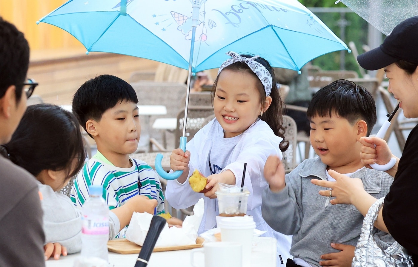 두물마루에서 나들이를 즐기는 가족들 모습(노원구 제공)