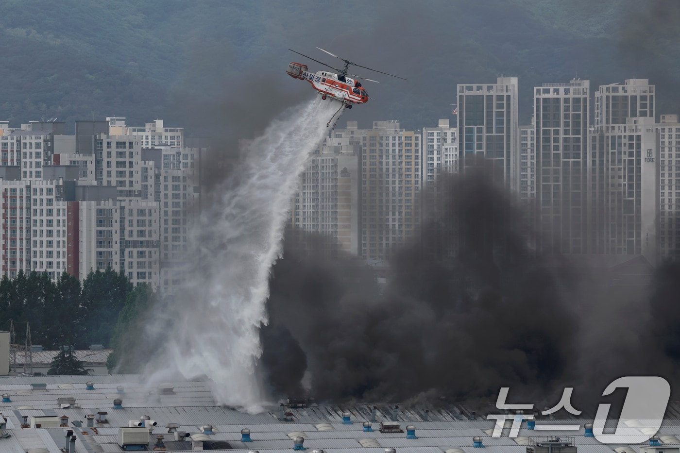 17일 오전 7시 11분 광주 광산구 소촌동 금호타이어 광장공장에서 화재가 발생해 소방당국이 소방헬기를 동원해 진화 작업을 하고 있다 2025.5.17/뉴스1 ⓒ News1 김태성 기자