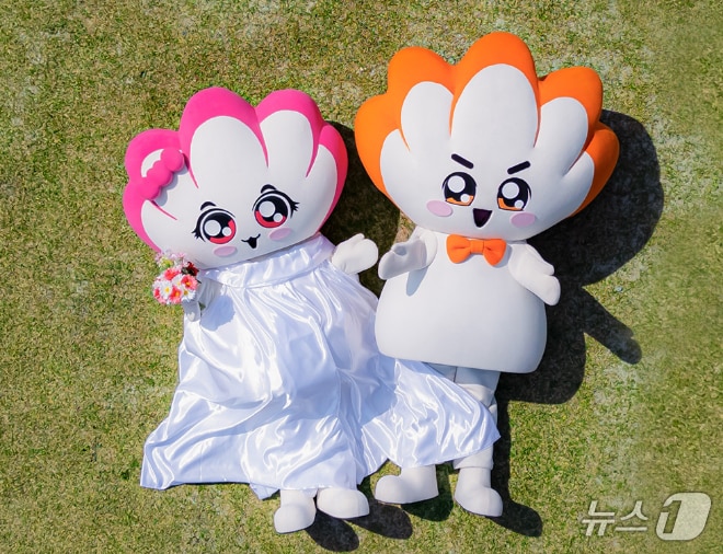 광주시 대표 홍보캐릭터인 &#39;빛돌이&#39;와 여자친구 &#39;빛나영&#39;.&#40;광주시 제공. 재판매 및 DB 금지&#41; 2025.5.19/뉴스1