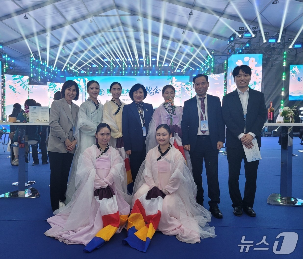 중국 다롄 아카시아 축제 개막식 무대에서 전통무용을 선보인 가야 전통공연단과 김해시 대표단.&#40;김해시 제공. 재판매 및 DB금지&#41;