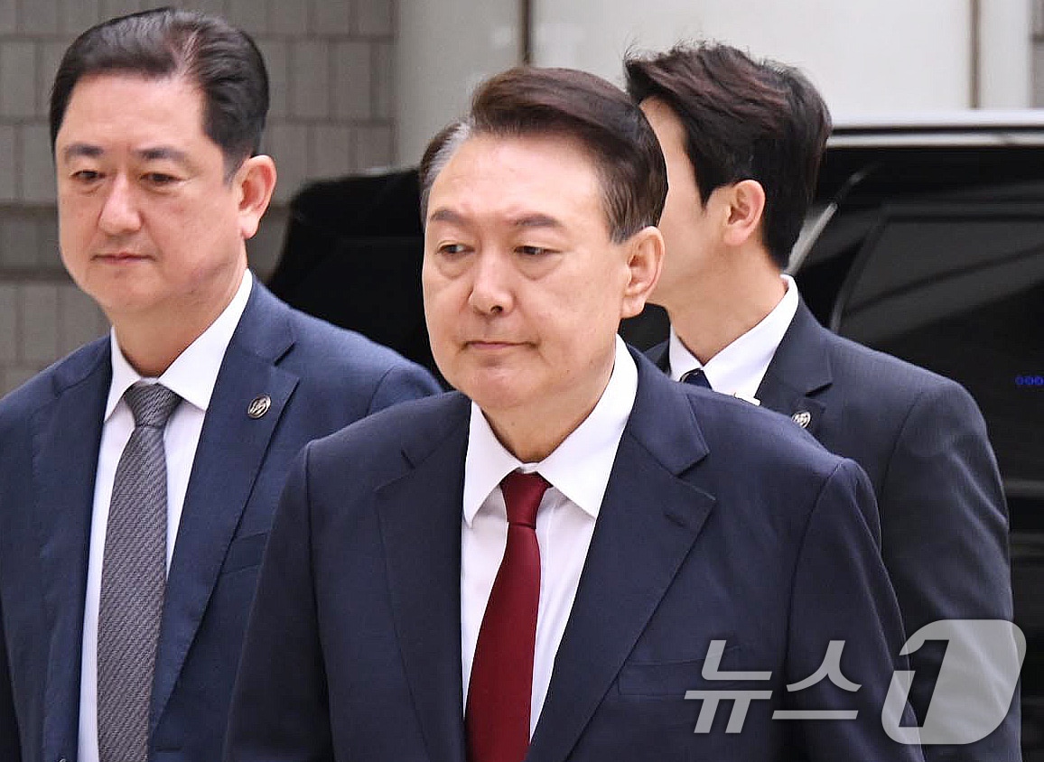 윤석열 전 대통령이 19일 오전 서울 서초구 중앙지방법원에서 열린 내란 우두머리 혐의, 직권남용 권리행사방해 혐의 사건 4차 공판에 출석, 취재진의 질문을 받으며 이동하고 있다. 2025.5.19/뉴스1 ⓒ News1 사진공동취재단