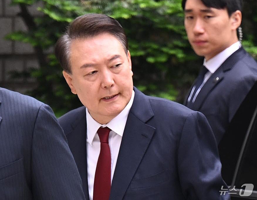 윤석열 전 대통령이 19일 오전 서울 서초구 중앙지방법원에서 열린 내란 우두머리 혐의, 직권남용 권리행사방해 혐의 사건 4차 공판에 출석하고 있다. 2025.5.19/뉴스1 ⓒ News1 사진공동취재단
