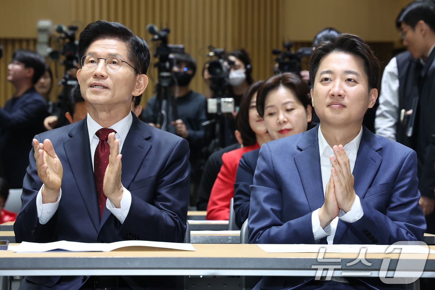 김문수 국민의힘 대통령 후보(왼쪽)와 이준석 개혁신당 대통령 후보가 19일 오전 서울 중구 서울시청에서 열린 '약자와 동행하는 서울 토론회'에 참석해 손뼉을 치고 있다. 2025.5.19/뉴스1 ⓒ News1 민경석 기자