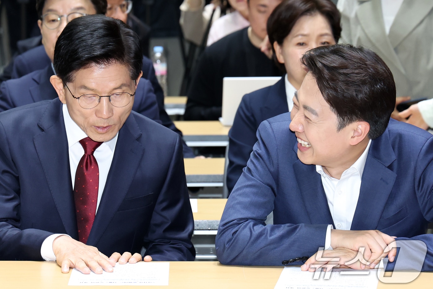 김문수 국민의힘 대통령 후보(왼쪽)와 이준석 개혁신당 대통령 후보가 19일 오전 서울 중구 서울시청에서 열린 '약자와 동행하는 서울 토론회'에 참석해 나란히 앉아 있다. 2025.5.19/뉴스1 ⓒ News1 민경석 기자