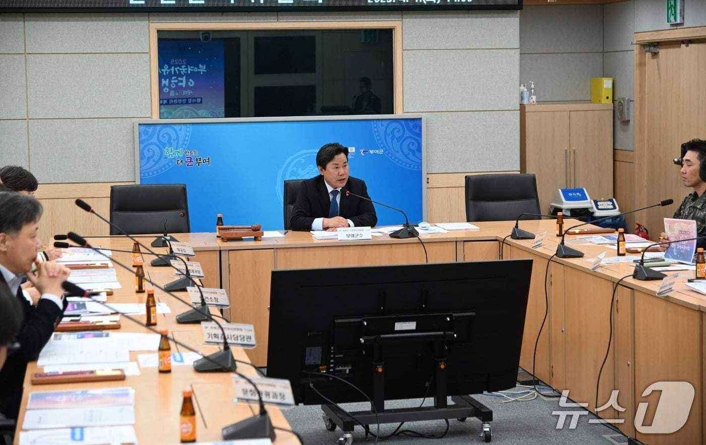 박정현 부여군수가 회의를 주재하고 있다./뉴스1