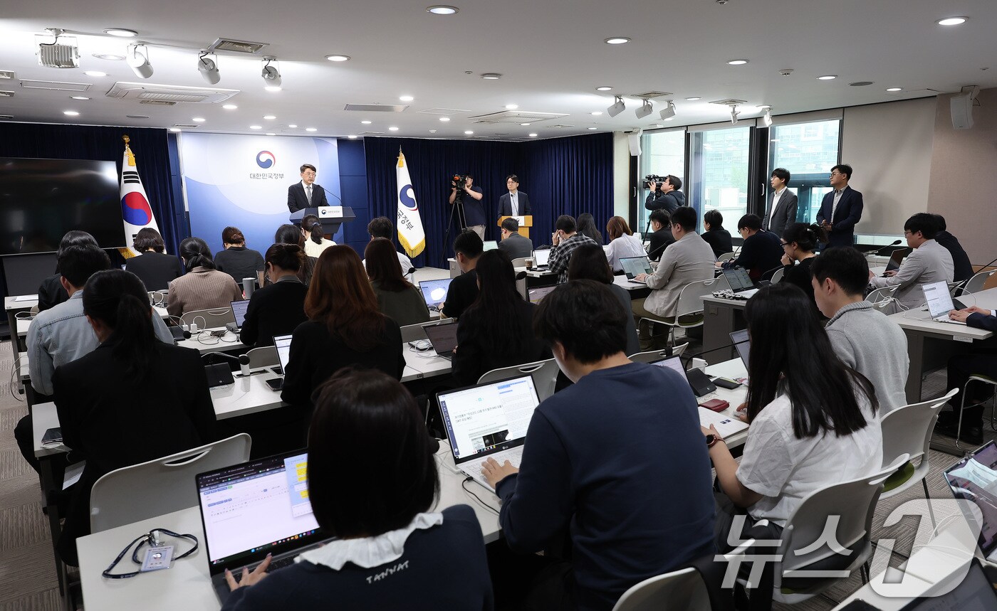 최우혁 과학기술정보통신부 정보보호네트워크정책관이 19일 서울 종로구 정부서울청사에서 SKT 침해사고 관련 민관 합동 조사결과 2차 브리핑을 하고 있다. 2025.5.19/뉴스1 ⓒ News1 김성진 기자